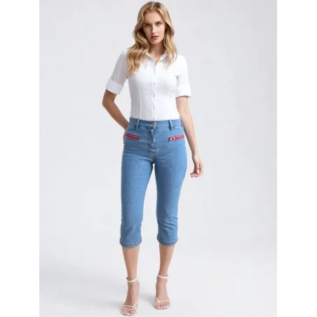 Pantalón pirata vaquero mujer azul con cremalleras rojas vista frontal