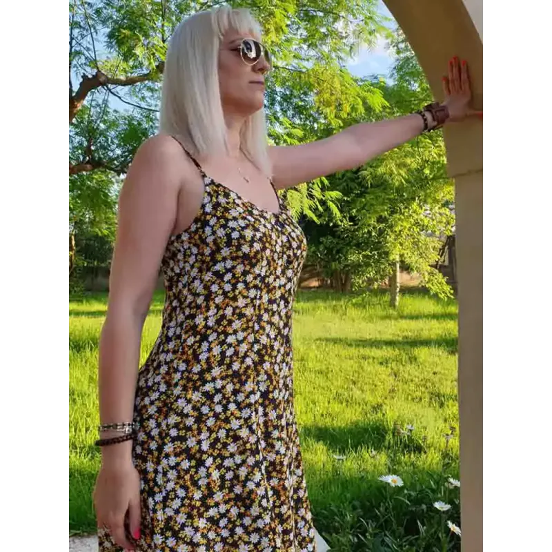 Vestido corto floral tirantes finos con corte suelto y vuelo ligero, ideal como vestido verano mujer