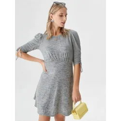 Vestido corto gris evasé de punto fruncido para mujer