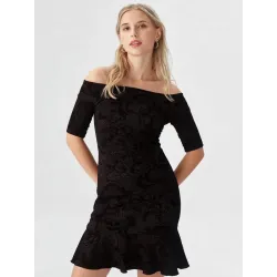 Vestido negro bardot midi con hombros descubiertos y volante en el bajo