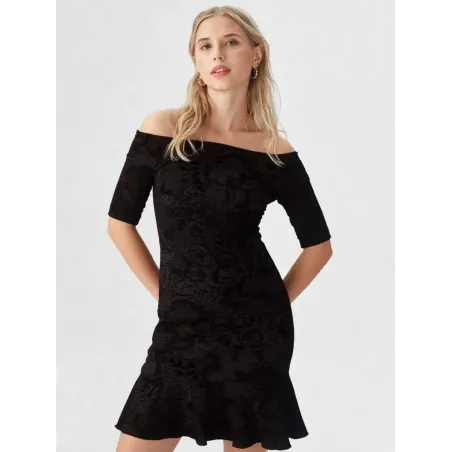 Vestido negro bardot midi con hombros descubiertos y volante en el bajo