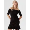 Vestido negro bardot midi con hombros descubiertos y volante en el bajo