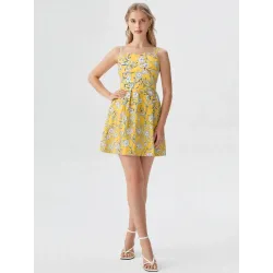 Vestido corto floral amarillo con tirantes finos vista frontal | Vestidos cortos | Buscarmoda