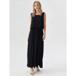 Vestido negro fluido largo superpuesto con cintura fruncida y caída elegante para looks casuales y de verano