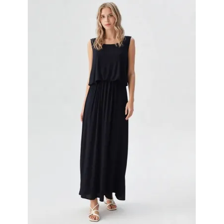 Vestido negro fluido largo superpuesto con cintura fruncida y caída elegante para looks casuales y de verano