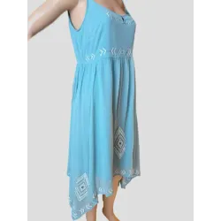 Vestido azul boho bordado bajo asimétrico vista lateral | Vestidos verano | Buscarmoda