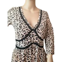 Vestido corto animal print evasé escote pico vista frontal | Vestidos cortos | Buscarmoda