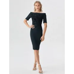 Vestido negro hombros descubiertos midi en tejido scuba con grabado terciopelo y corte entallado elegante