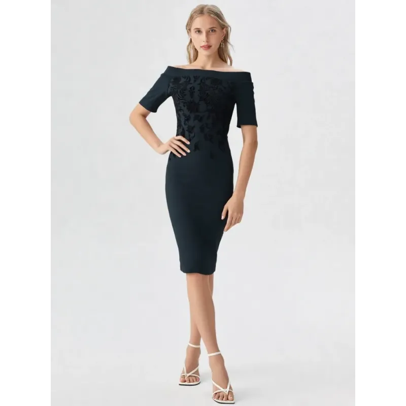 Vestido negro hombros descubiertos midi en tejido scuba con grabado terciopelo y corte entallado elegante