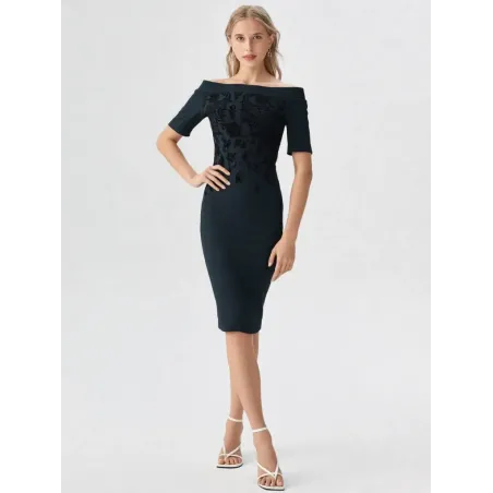 Vestido negro hombros descubiertos midi en tejido scuba con grabado terciopelo y corte entallado elegante