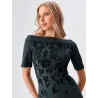 Vestido negro hombros descubiertos midi terciopelo vista frontal | Vestidos midi | Buscarmoda