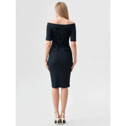 Vestido negro hombros descubiertos detalle grabado terciopelo | Vestidos midi | Buscarmoda