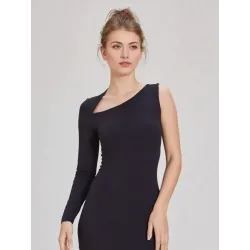 Vestido negro asimétrico largo con escote diagonal moderno y manga única para eventos nocturnos elegantes