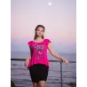 Camiseta fucsia con volantes, estampado gráfico “23”, abertura trasera con lazo y tejido de punto ligero.