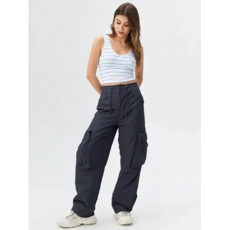 Pantalón cargo negro mujer con diseño urbano y bolsillos utilitarios