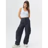 Pantalón cargo negro mujer con diseño urbano y bolsillos utilitarios