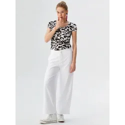 White wide-leg trousers with pockets, relaxed fit and high waist. Spring elegant trousers for casual feminine style.