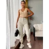Pantalón Cargo Beige Elástico para mujer con bolsillos laterales y tejido elástico cómodo