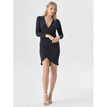 Vestido negro drapeado corto con escote cruzado en V, manga larga ajustada y falda tulipada asimétrica.