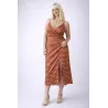 Vestido midi marrón lunares con tirantes finos, escote cruzado y abertura lateral elegante