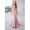 Vestido largo rosa halter elegante con escote cruzado, caída fluida y abertura suave ideal para eventos especiales