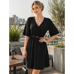 vestido negro escote pico elegante vista frontal manga tres cuartos mujer