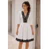 Vestido blanco encaje negro elegante con escote pico y manga francesa