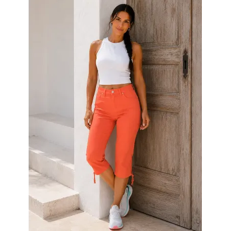 Pantalones de satén naranja, vista frontal con dobladillo ajustable.