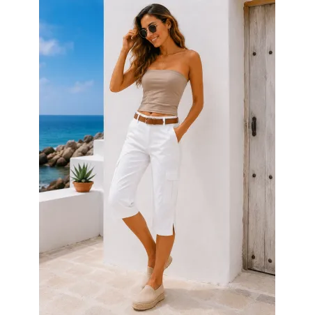 Pantalón pirata blanco de lino vista frontal con bolsillos cargo y tiro medio
