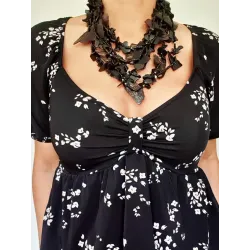 Black Floral Cropped Top close-up of sweetheart neckline with gathered centre | Tops | Buscarmoda