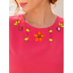 Short Beaded Neckline Top close-up of colourful beaded neckline | Tops | Buscarmoda