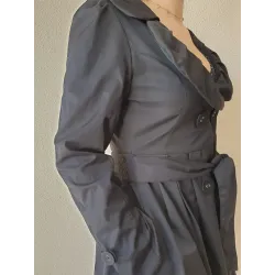 Abrigo negro elegante mujer con cinturón y volantes de entretiempo abrigo entallado y pliegues en la cintura | ABRIGOS | BUSCARMODA