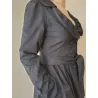 Abrigo negro elegante mujer con cinturón y volantes de entretiempo abrigo entallado y pliegues en la cintura | ABRIGOS | BUSCARMODA