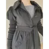 Abrigo gris mujer invierno tres cuartos elegante con cuello abullonado y mangas extraíbles