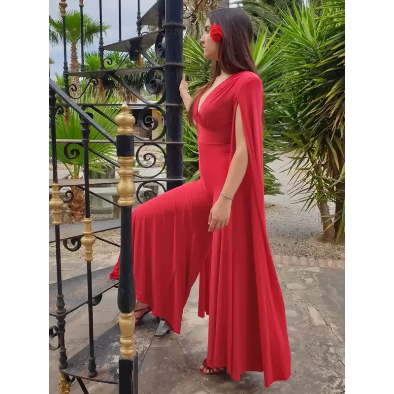 Mono rojo manga capa con escote pico y mangas fluidas tipo capa, elegante y perfecto para fiestas y celebraciones