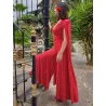 Mono rojo manga capa con escote pico y mangas fluidas tipo capa, elegante y perfecto para fiestas y celebraciones