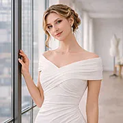 Vestido largo blanco drapeado con escote bardot y cola elegante